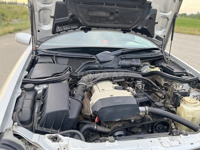Mercedes E 200-11