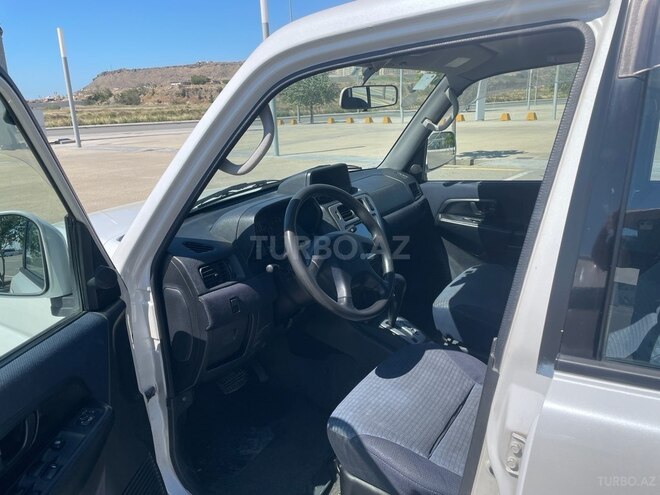 Mitsubishi Pajero io-6