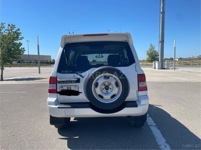 Mitsubishi Pajero io-11