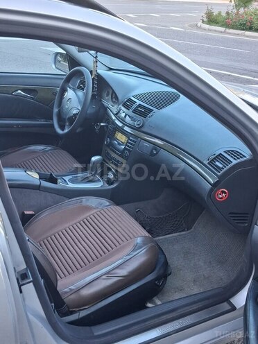 Mercedes E 270-9