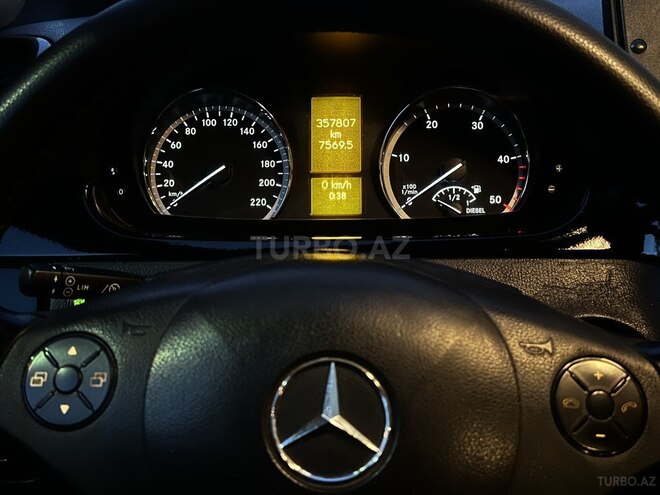Mercedes Viano-8