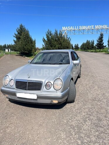 Mercedes E 200-1