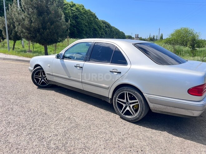 Mercedes E 200-10