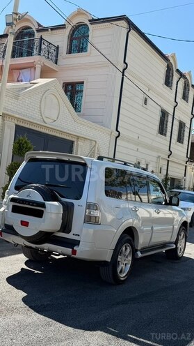 Mitsubishi Pajero-6