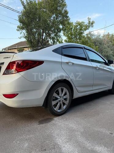 Hyundai Accent-7