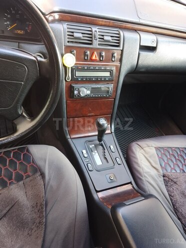 Mercedes E 230-7
