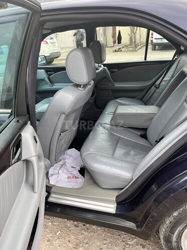 Mercedes E 280-11