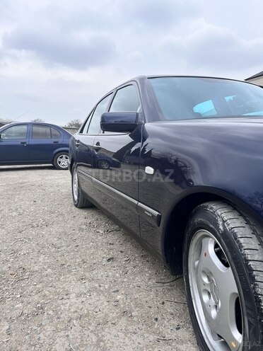 Mercedes E 280-9
