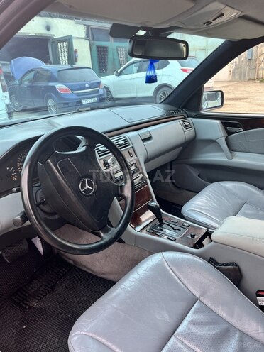 Mercedes E 280-10