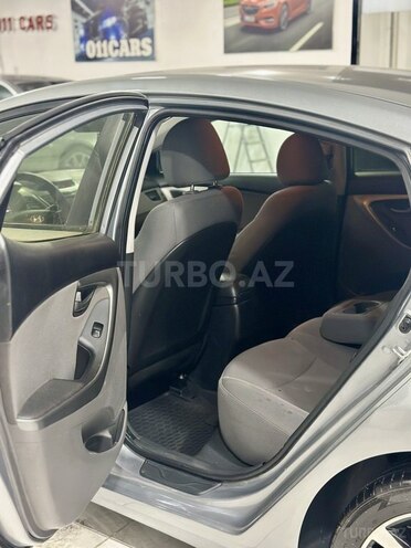Hyundai Elantra-16