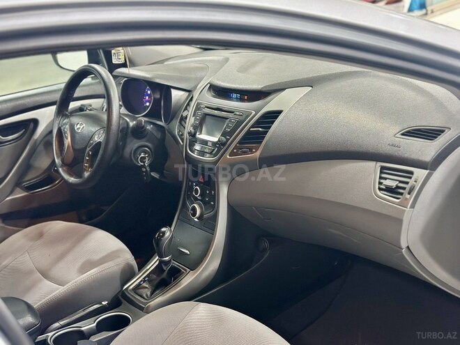 Hyundai Elantra-12