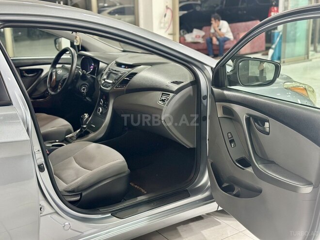 Hyundai Elantra-13
