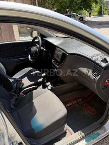 Kia Rio-5