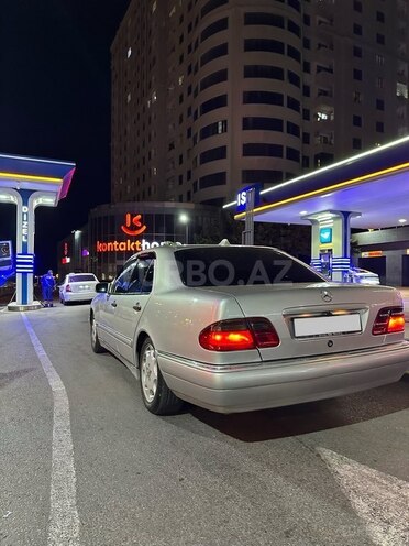 Mercedes E 240-4