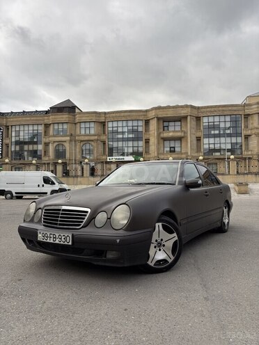 Mercedes E 220-1
