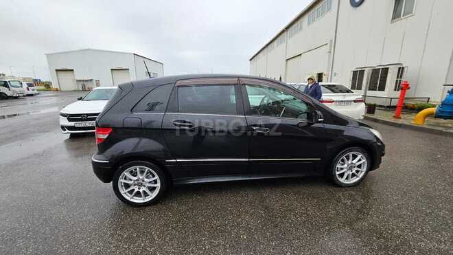 Mercedes B 180-8