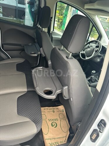 Ford Tourneo Courier-12