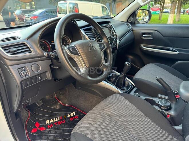 Mitsubishi L200-11