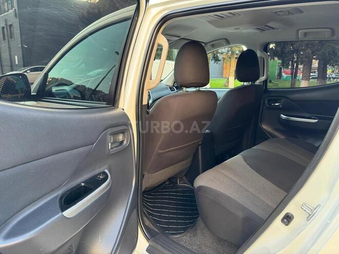 Mitsubishi L200-17