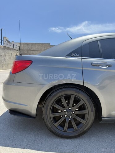 Chrysler 200-8