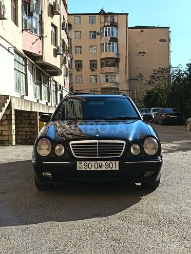 Mercedes E 220-11