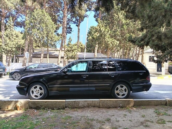Mercedes E 220-10