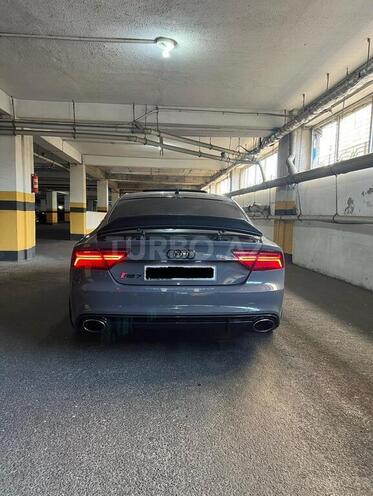 Audi RS7-8