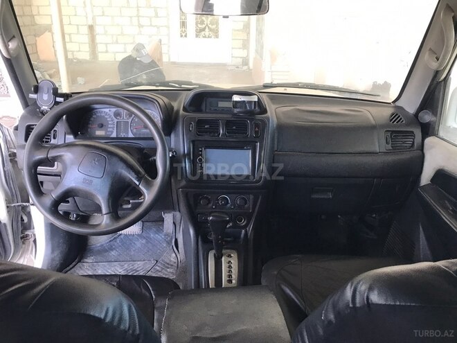 Mitsubishi Pajero io-6