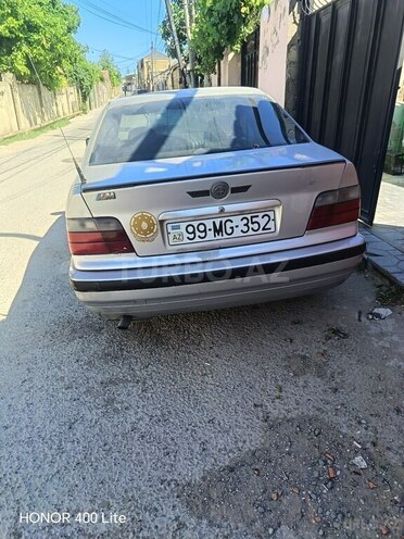 BMW 318-2
