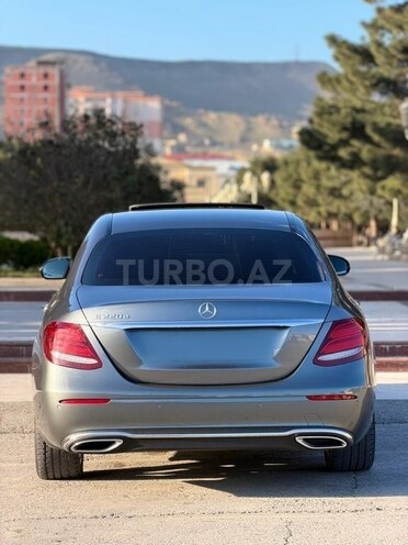 Mercedes E 220 d-3