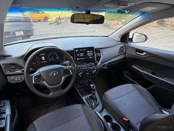 Hyundai Accent-15