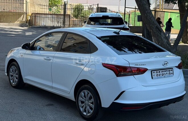 Hyundai Accent-12