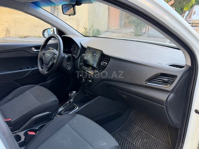 Hyundai Accent-17