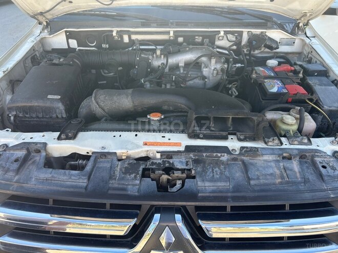 Mitsubishi Pajero-5