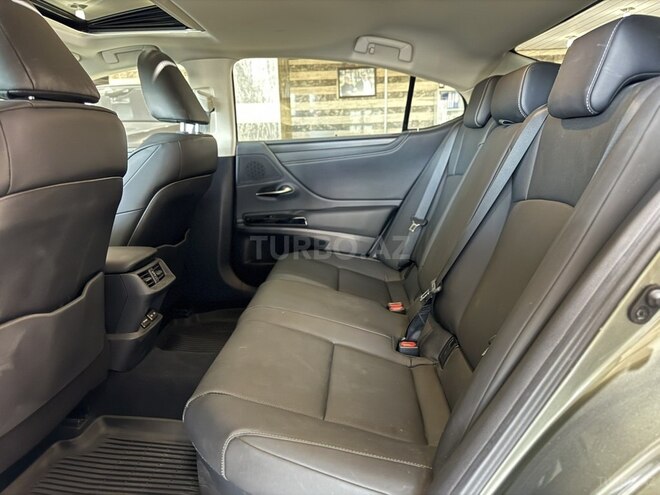 Lexus ES 300h-15