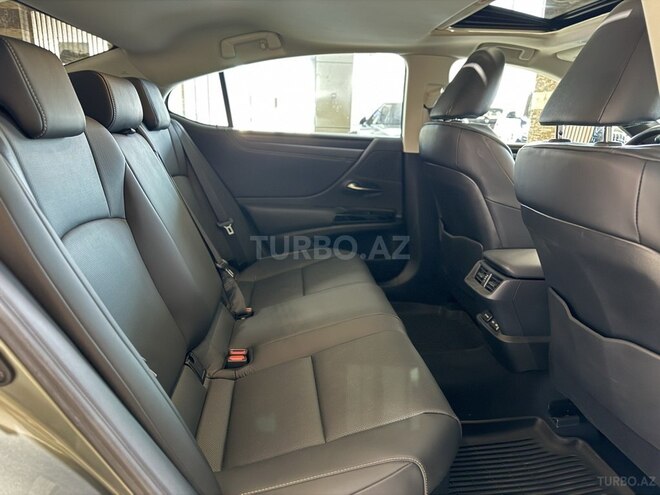 Lexus ES 300h-16