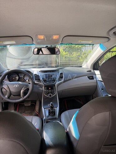Hyundai Elantra-12