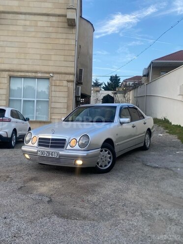 Mercedes E 240-1