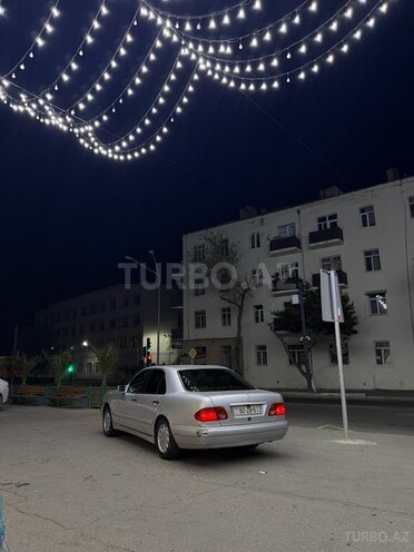 Mercedes E 240-4