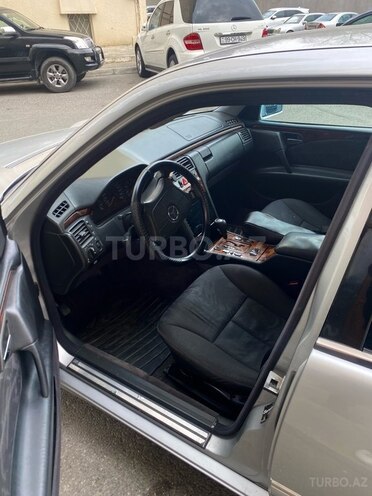 Mercedes E 240-6