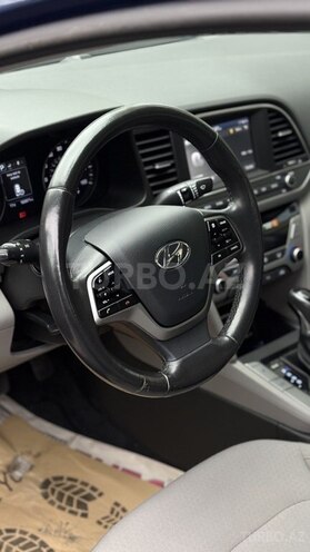 Hyundai Elantra-12