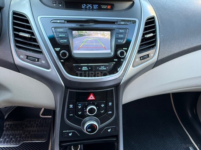 Hyundai Elantra-13