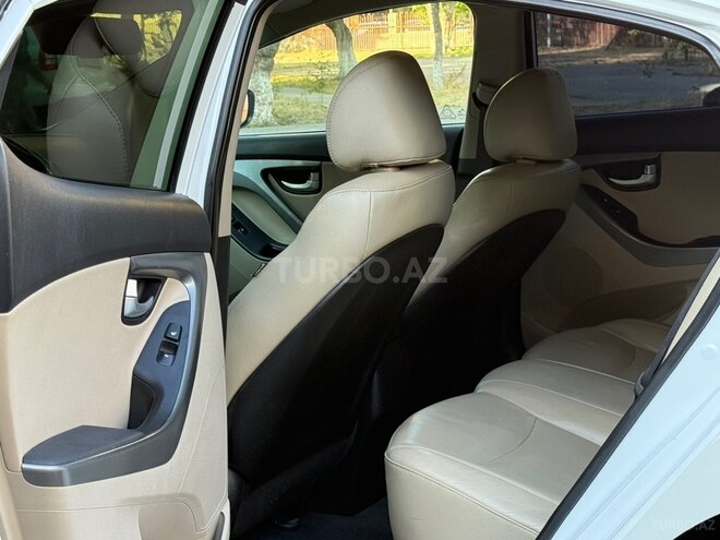 Hyundai Elantra-11
