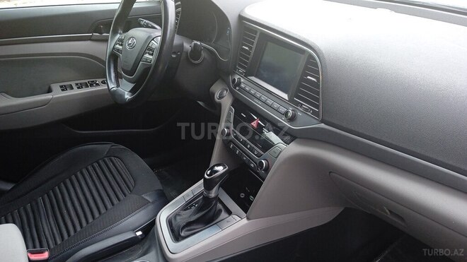 Hyundai Elantra-9