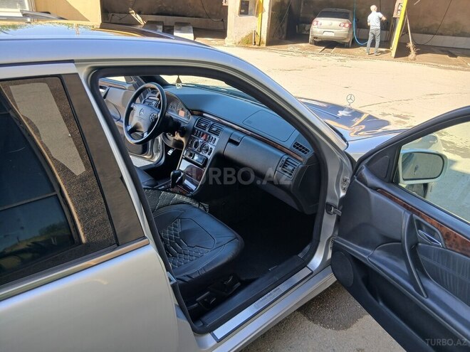 Mercedes E 240-2