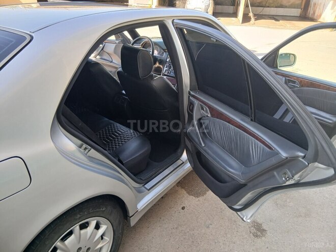Mercedes E 240-3
