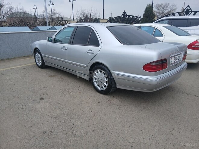 Mercedes E 240-4