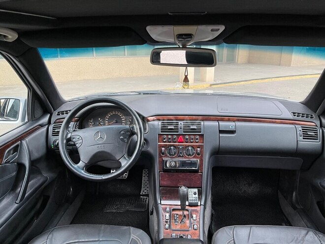Mercedes E 240-5