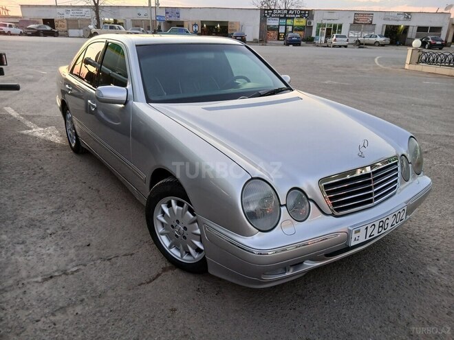 Mercedes E 240-1