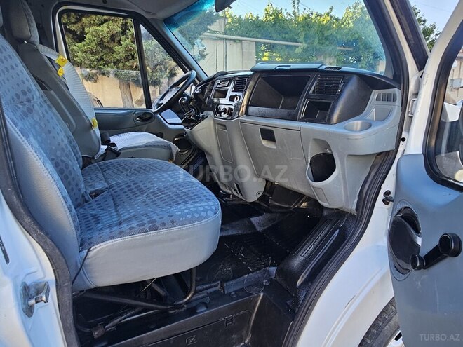 Ford Transit-17
